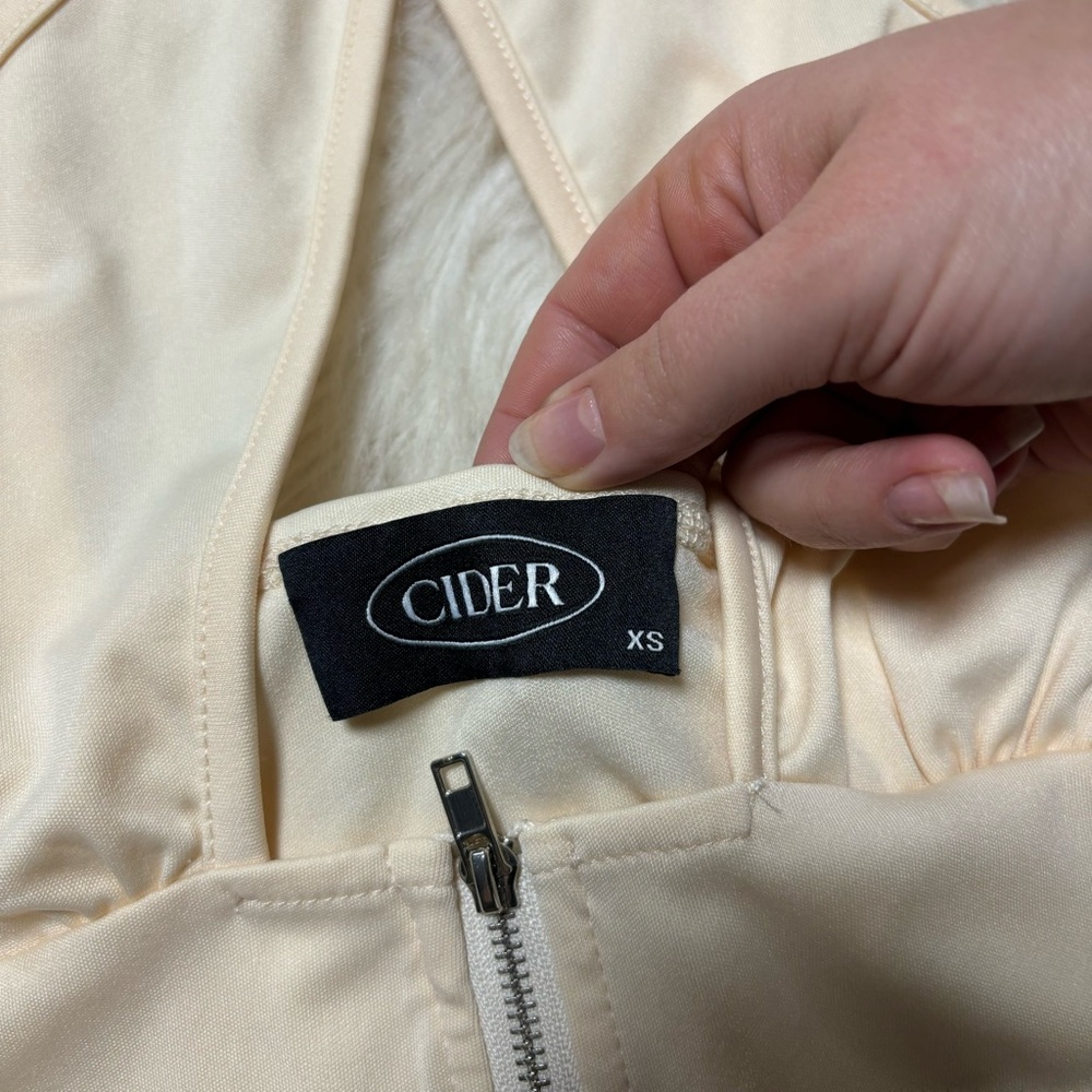 Cider Cream Colored Cross Front Keyhole Cropped Top size Small - Picture 4 of 6